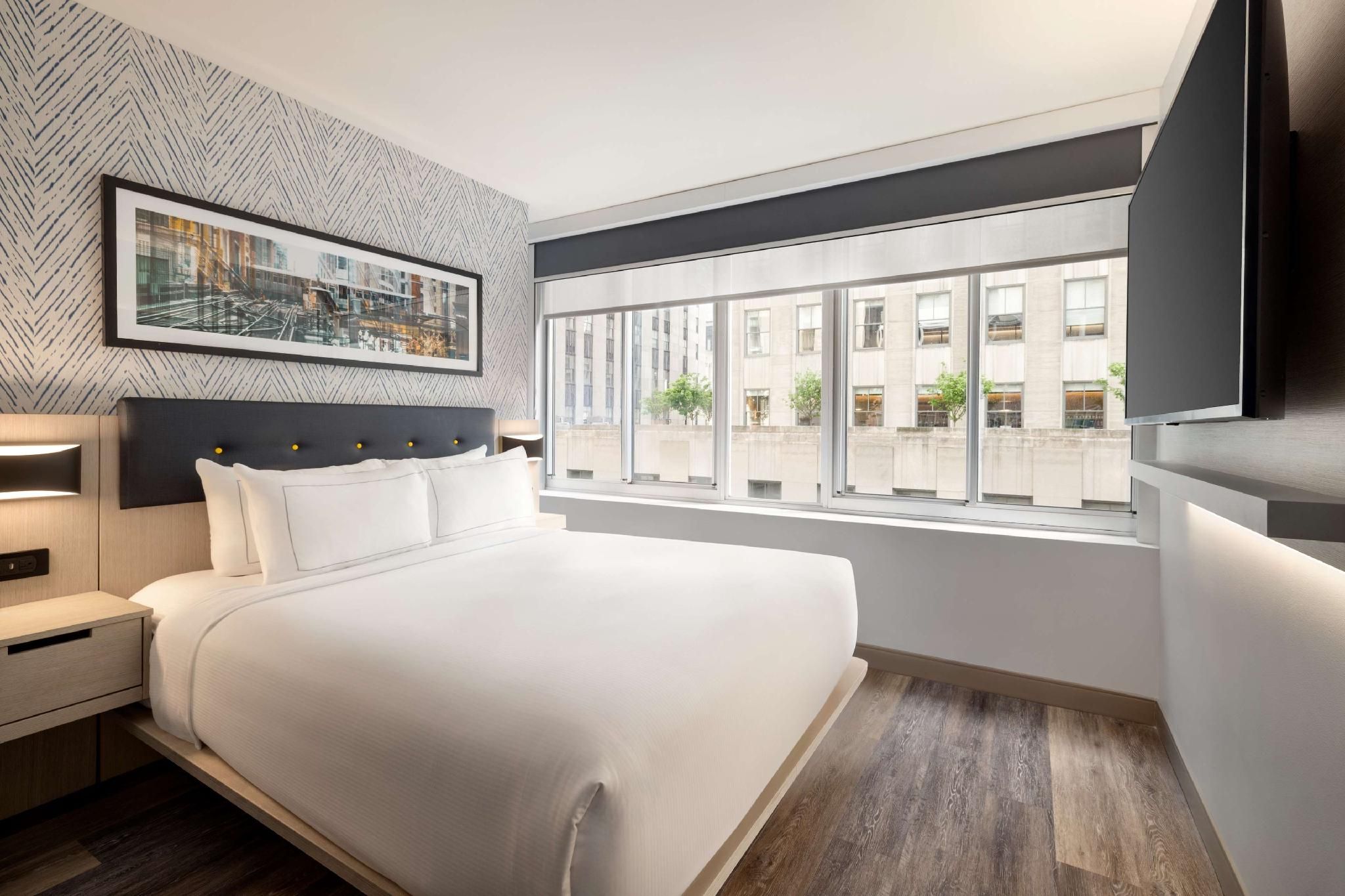 1 Queen Bed