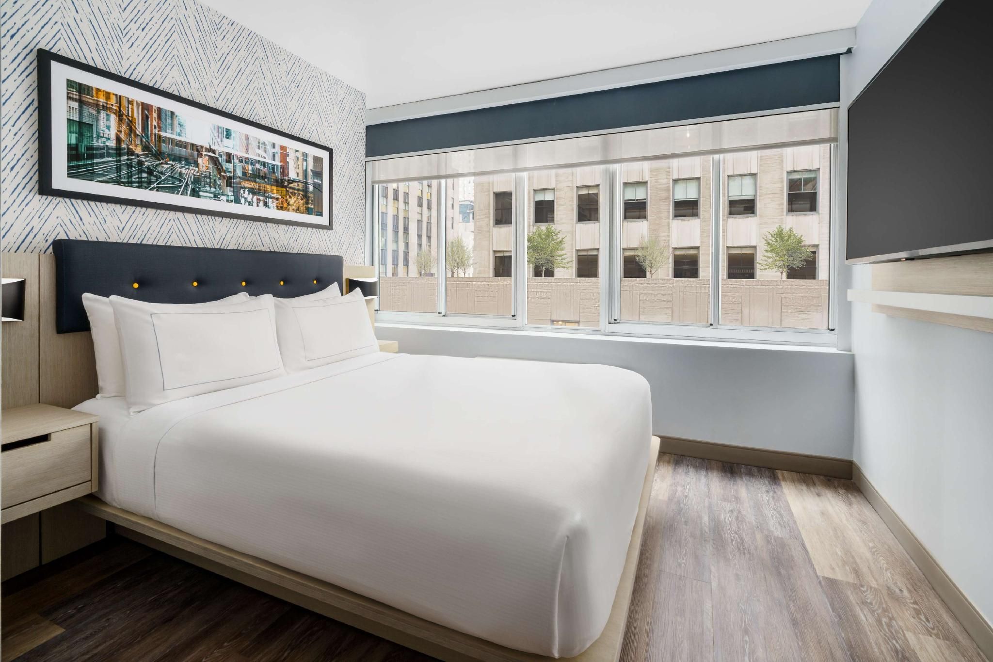 1 QUEEN BED DELUXE