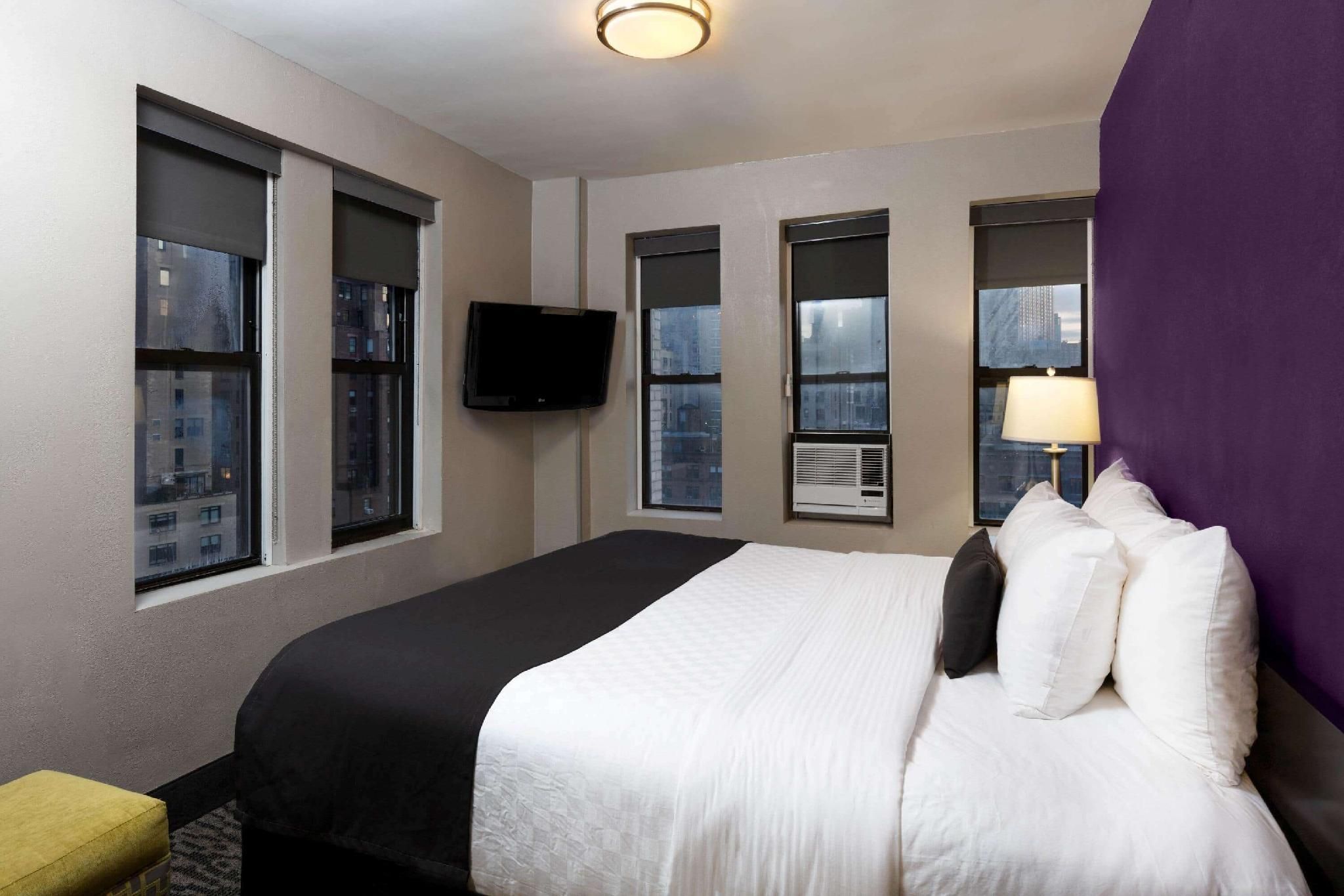 undefined La Quinta Inn & Suites by Wyndham New York City Central Park 5