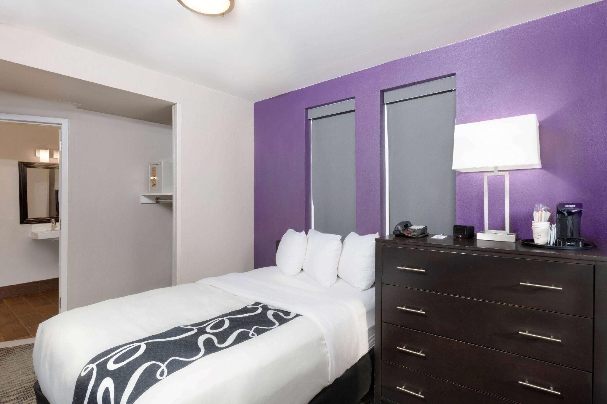 1 Double Bed, Deluxe Mobility/Hearing Accessible Room, Non-Smoking