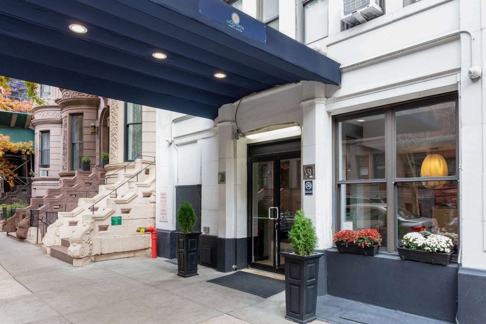 undefined La Quinta Inn & Suites by Wyndham New York City Central Park 2