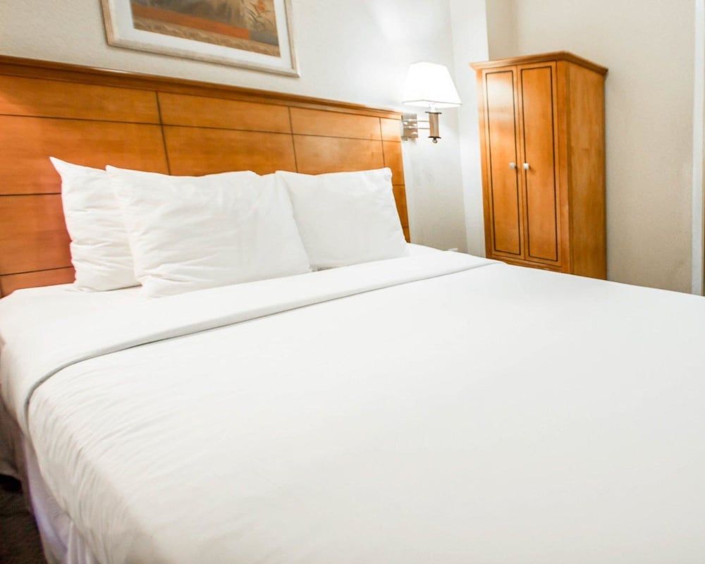 undefined Econo Lodge Times Square 3