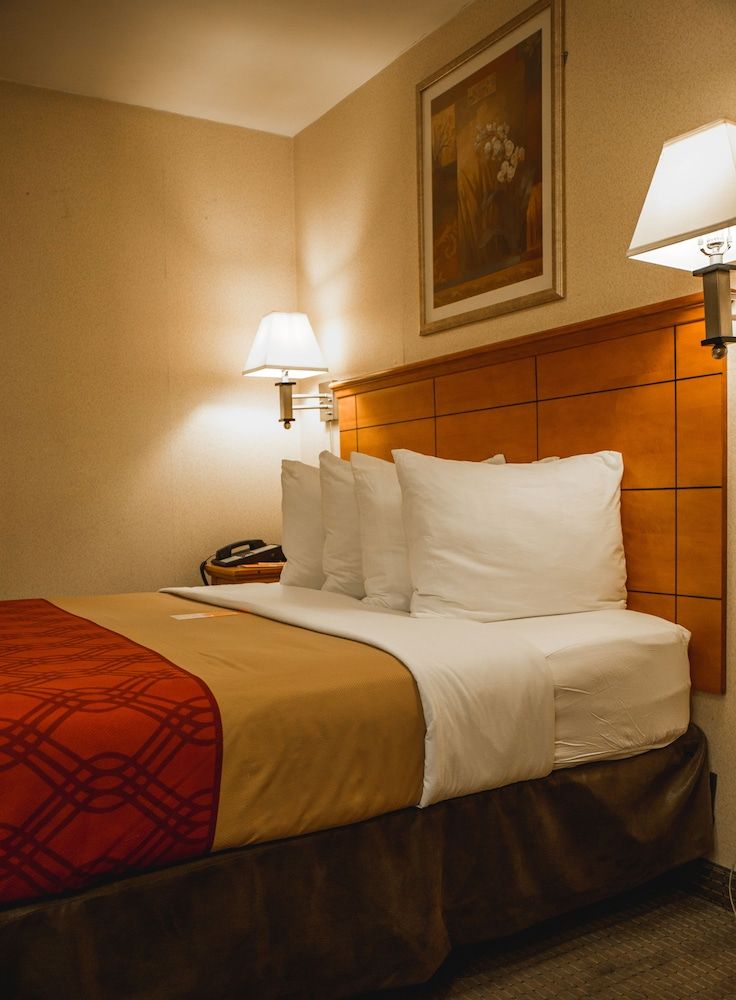 undefined Econo Lodge Times Square 2