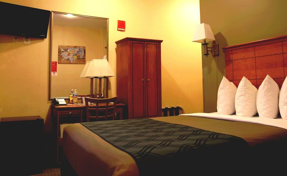 Econo Lodge Times Square Double Room, Accessible, Non Smoking 2
