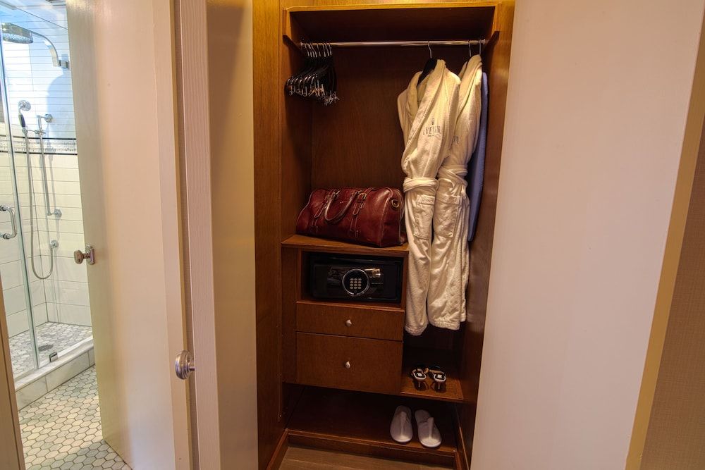 The Evelyn Hotel Deluxe Room, 1 Queen Bed 4