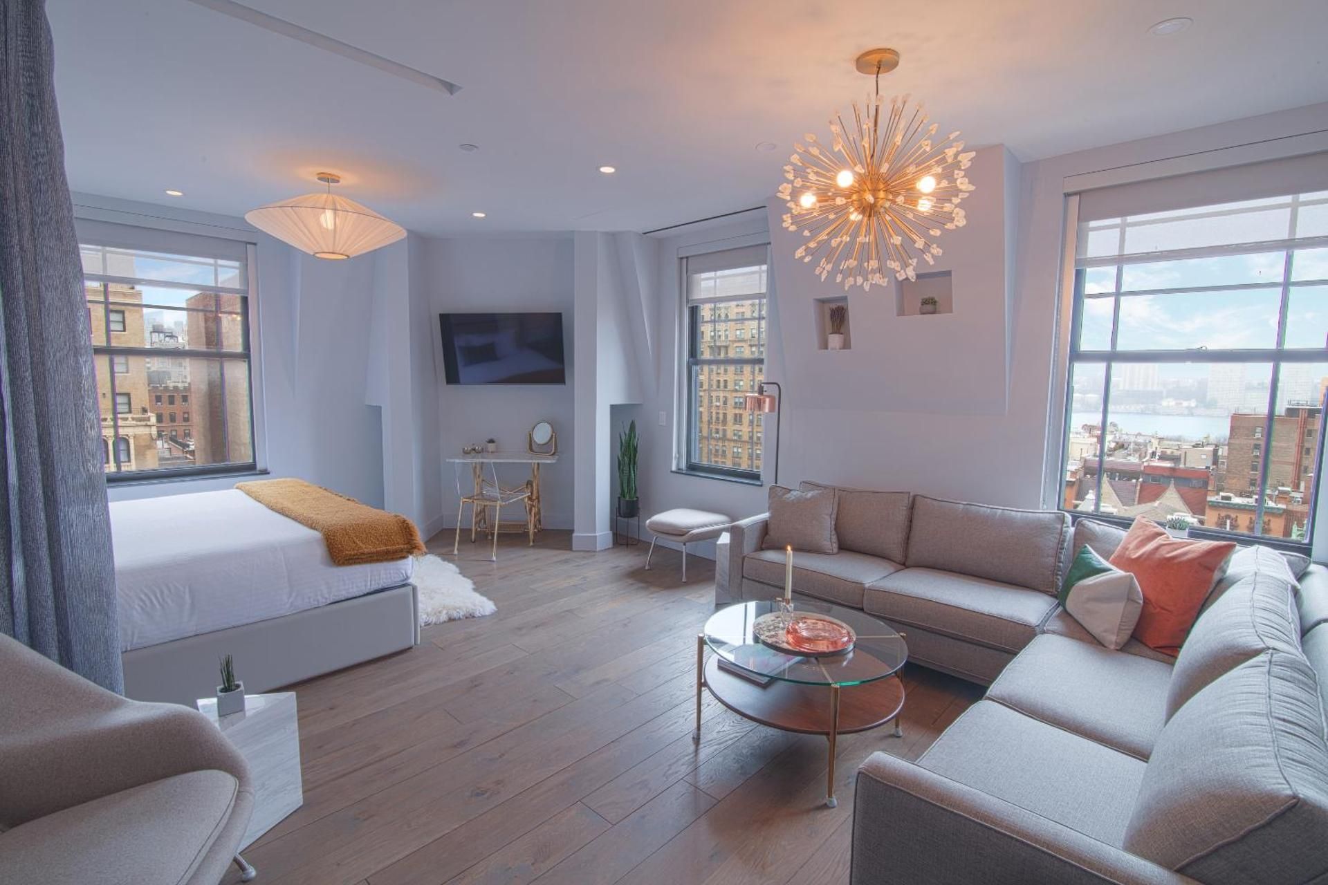 Hudson Two-bedroom Loft 1 King Bed and 2 Full Beds
