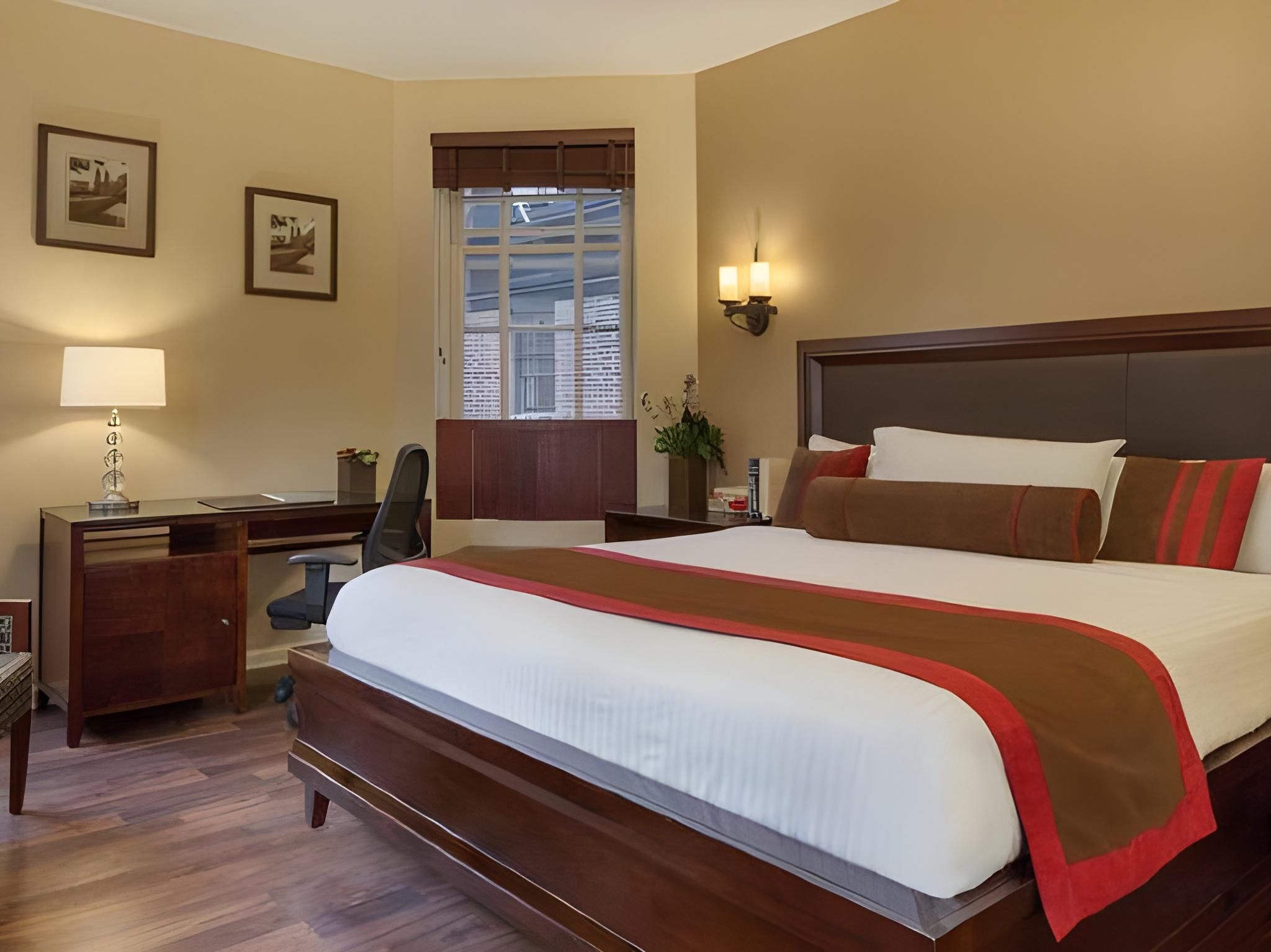 Deluxe 1 Queen Bed Accessible