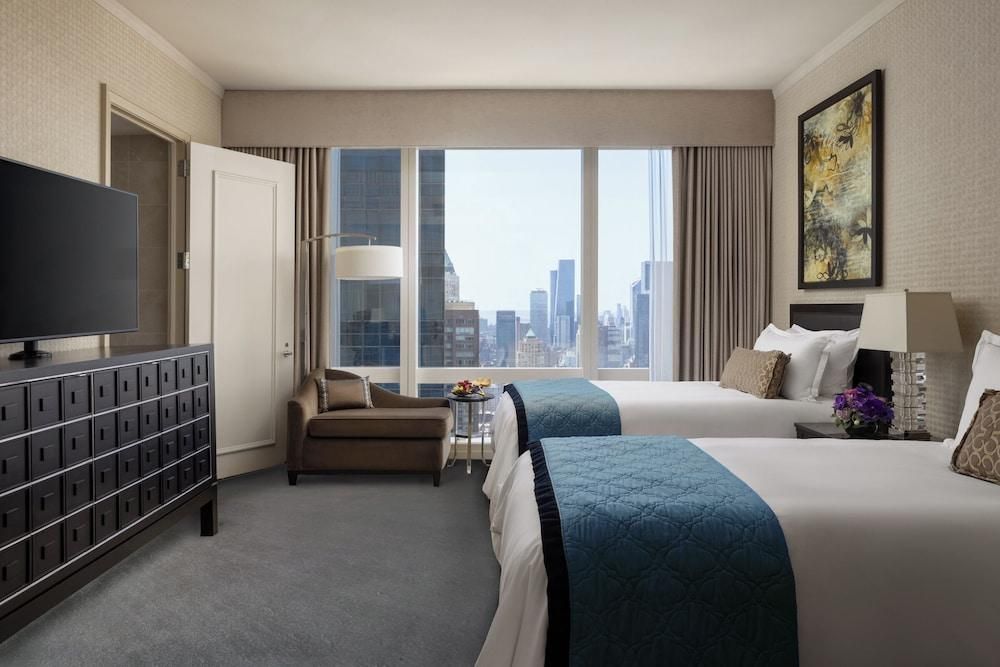 Hudson River View Accessible Twin - Roll-in Shower