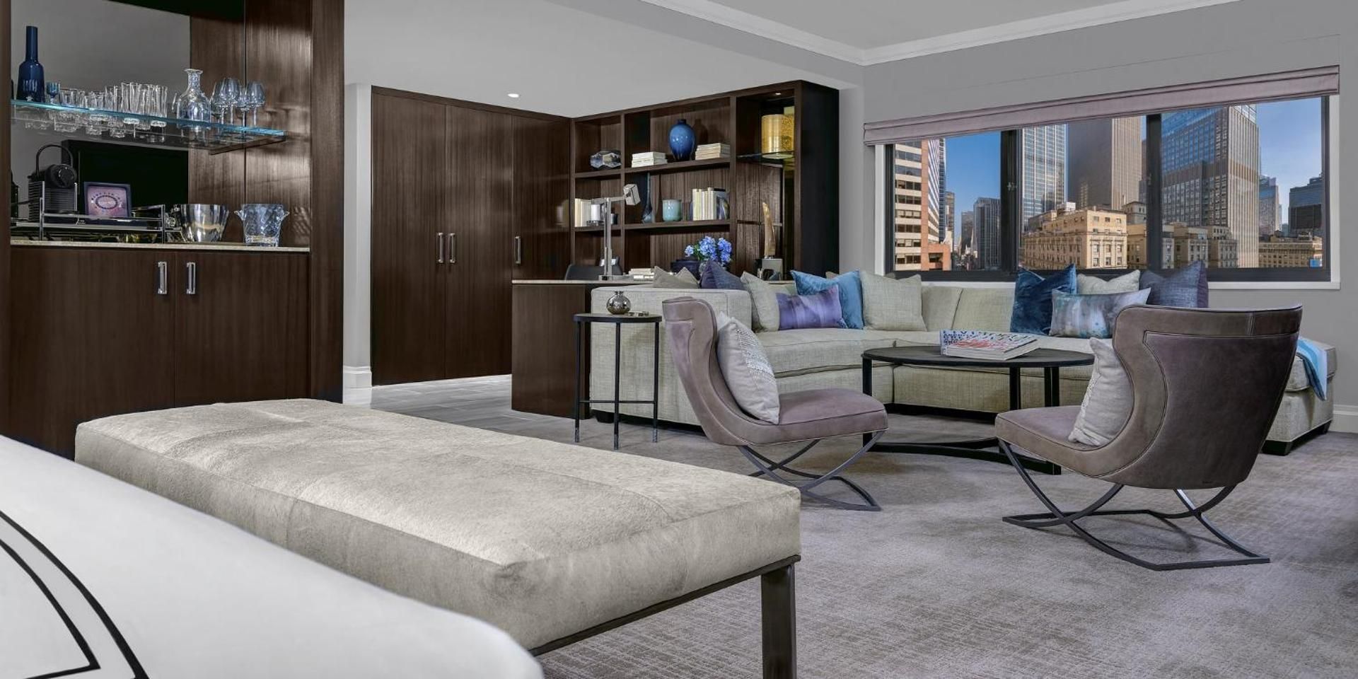 1 King Suite Living Area Manhattan Floor