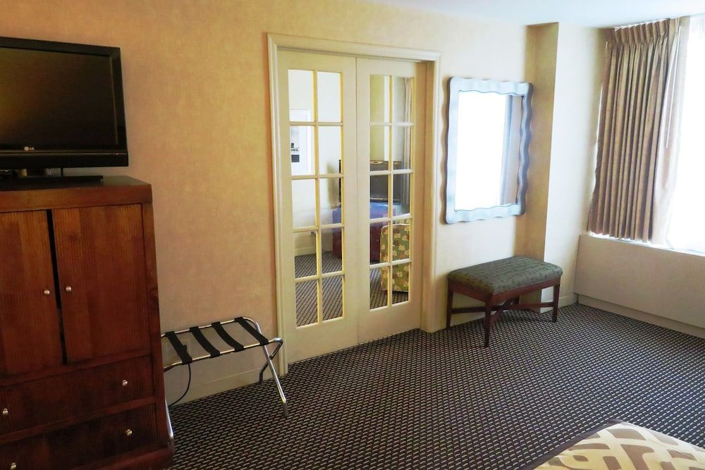 Skyline Hotel Junior Suite 3