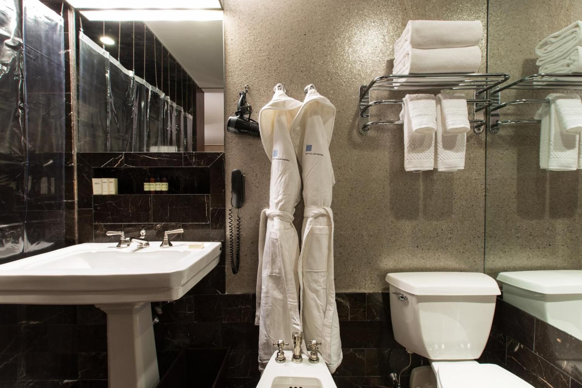 Queen Luxe Room