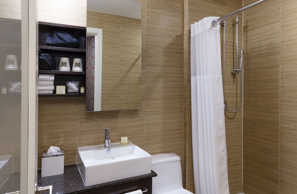 Empire Hotel Standard Room, 1 Queen Bed 4