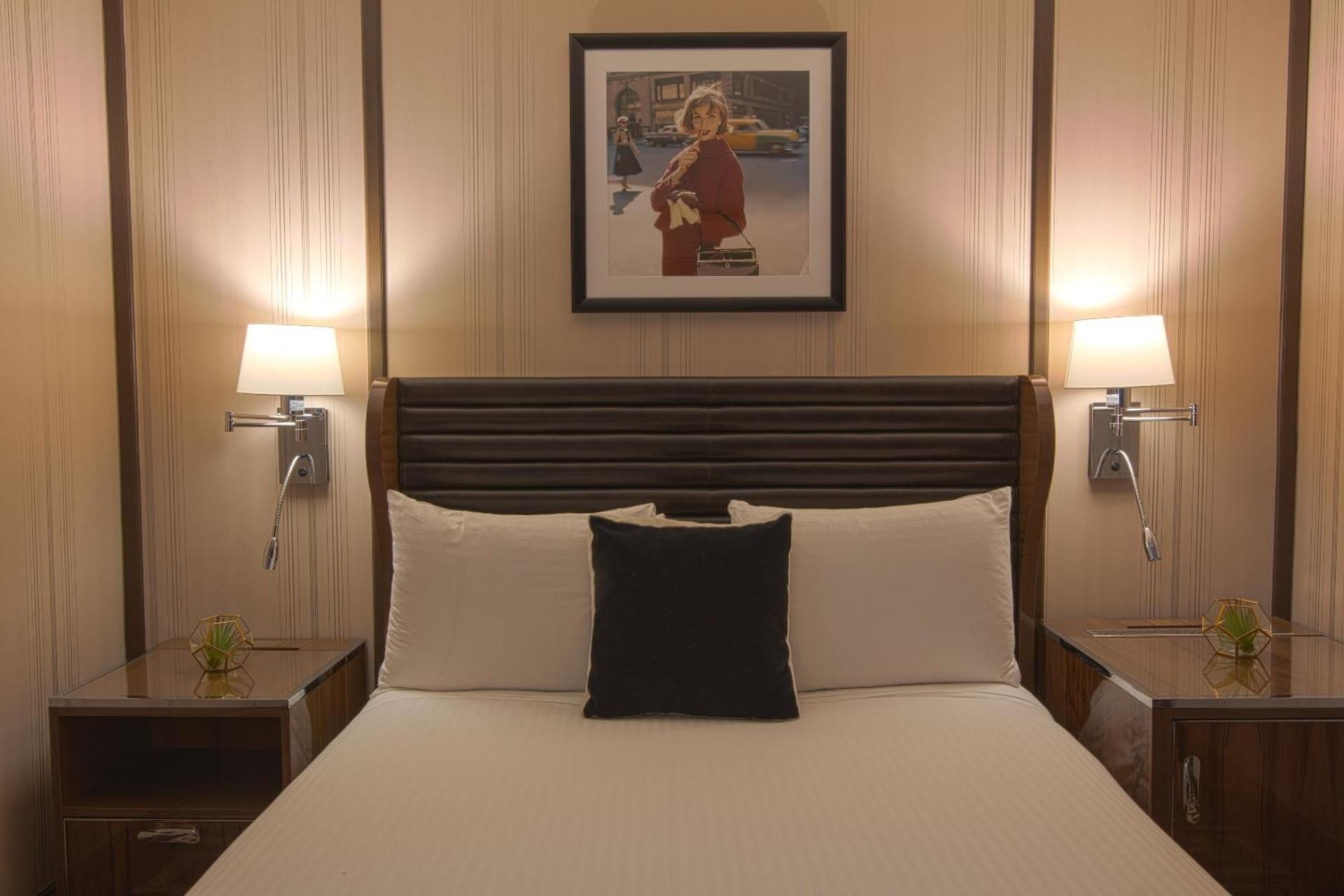 Accessible 1 Queen Bed