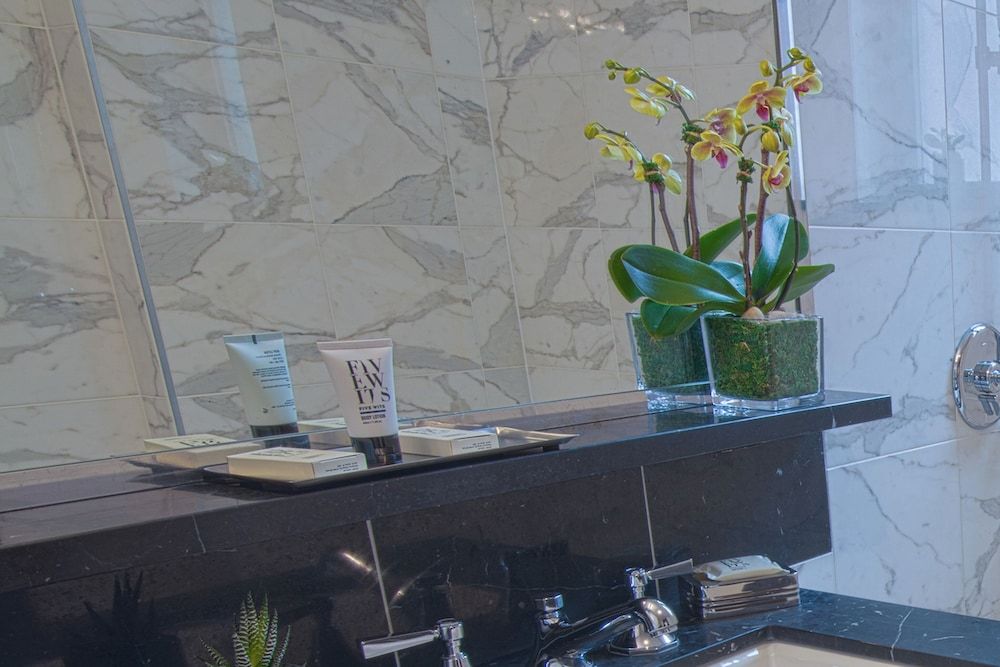 The Iroquois New York Superior Room, 1 Queen Bed 6