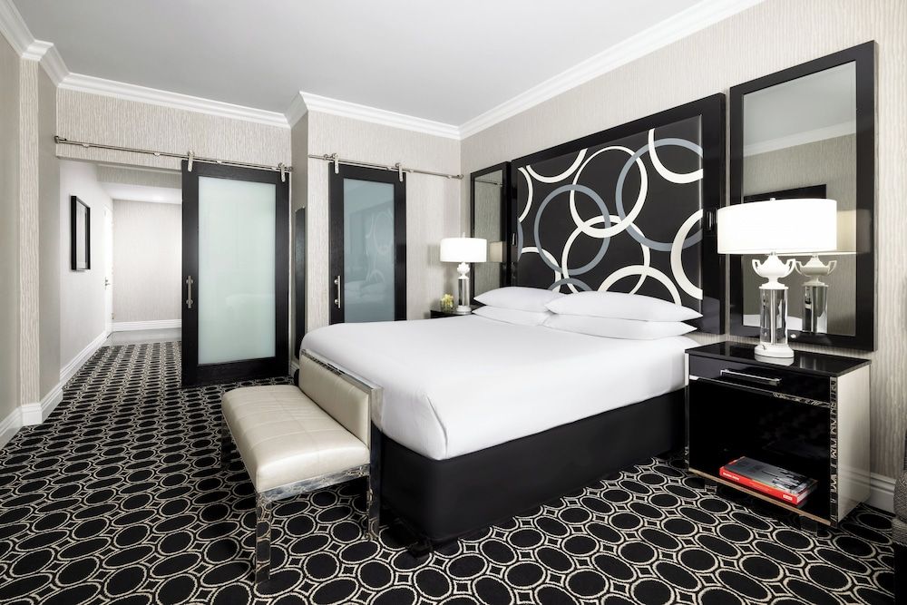 Suite, 1 King Bed, Mobility Accessible