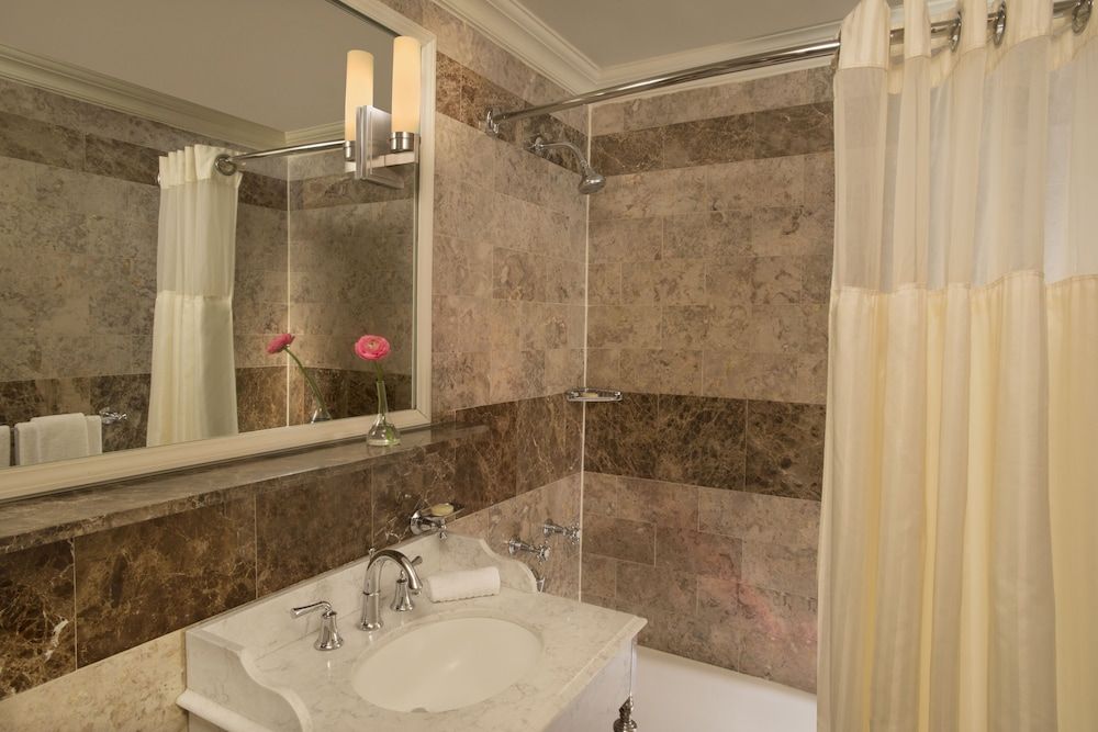 Warwick New York Premier Room, 1 King Bed 4