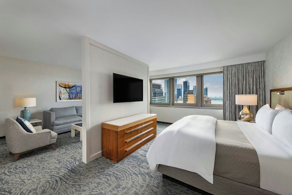 Junior Suite, 1 King Bed with Sofa bed (Mobility/Hearing Accessible, Tub)