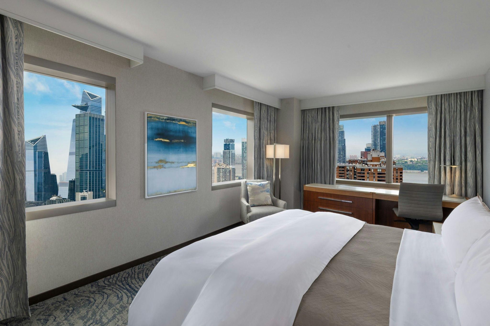 Premium Corner King, Guest room, 1 King, Skyline view, Corner room, High floor