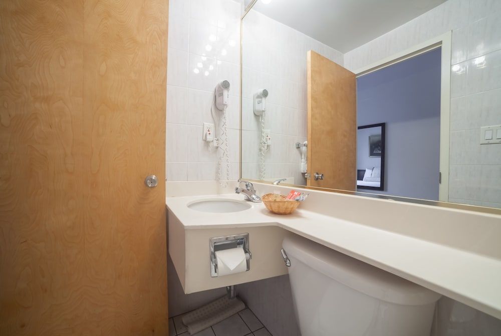 Windsor Hotel Standard Room, 1 Queen Bed, Non Smoking, Private Bathroom 5