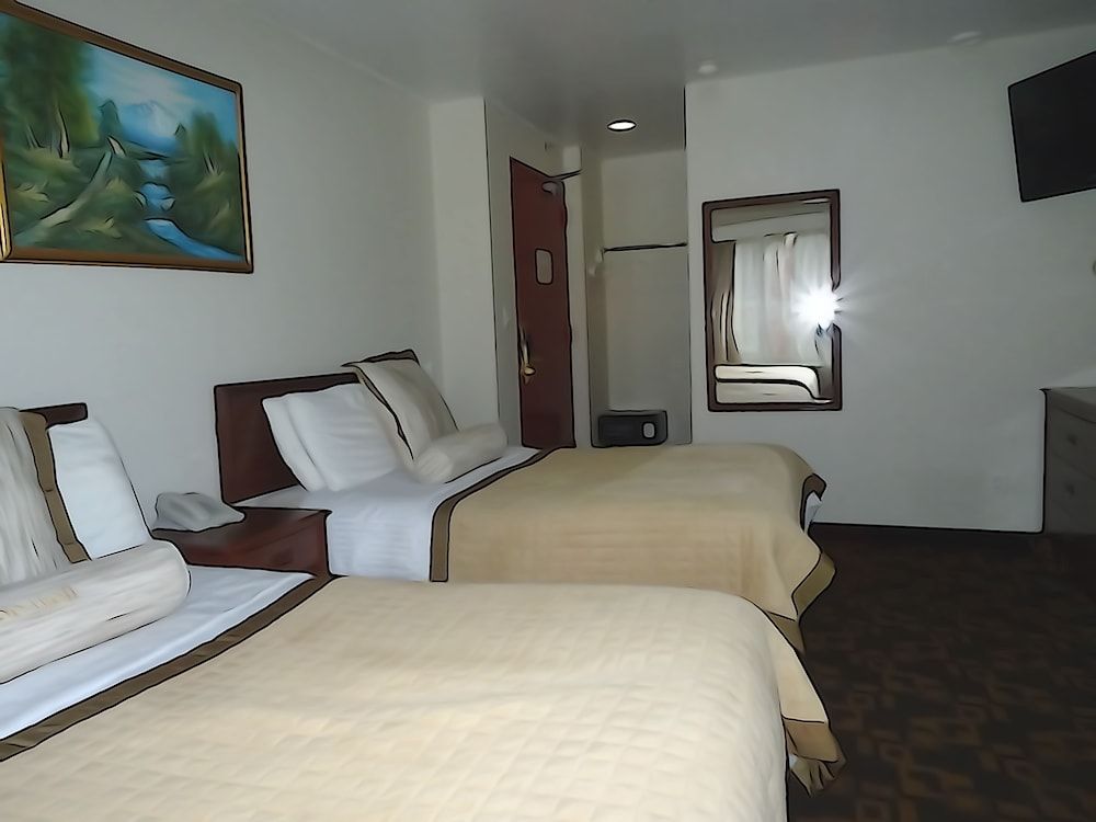 Windsor Hotel Double Room, 2 Double Beds, Non Smoking, Private Bathroom 3