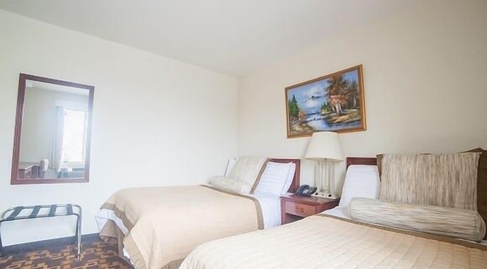 Windsor Hotel Double Room, 2 Double Beds, Non Smoking, Private Bathroom 5