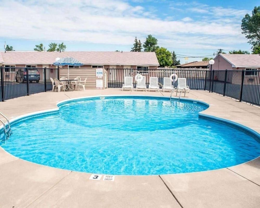 undefined Castle Inn & Suites 9