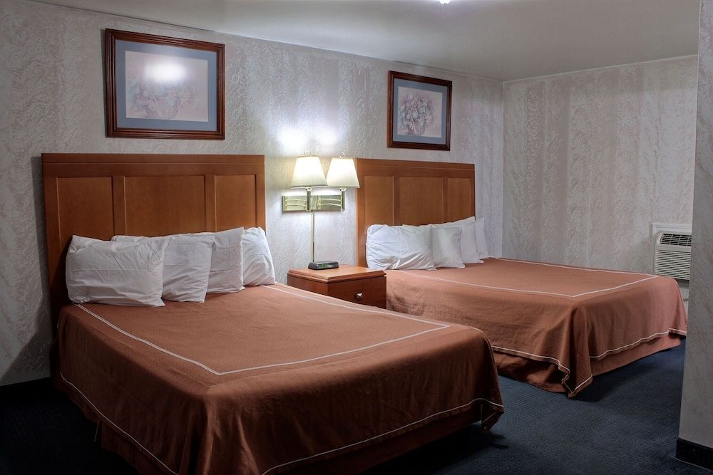 undefined Castle Inn & Suites 5