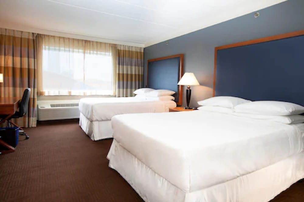 Sheraton Niagara Falls Room, 2 Queen Beds 4