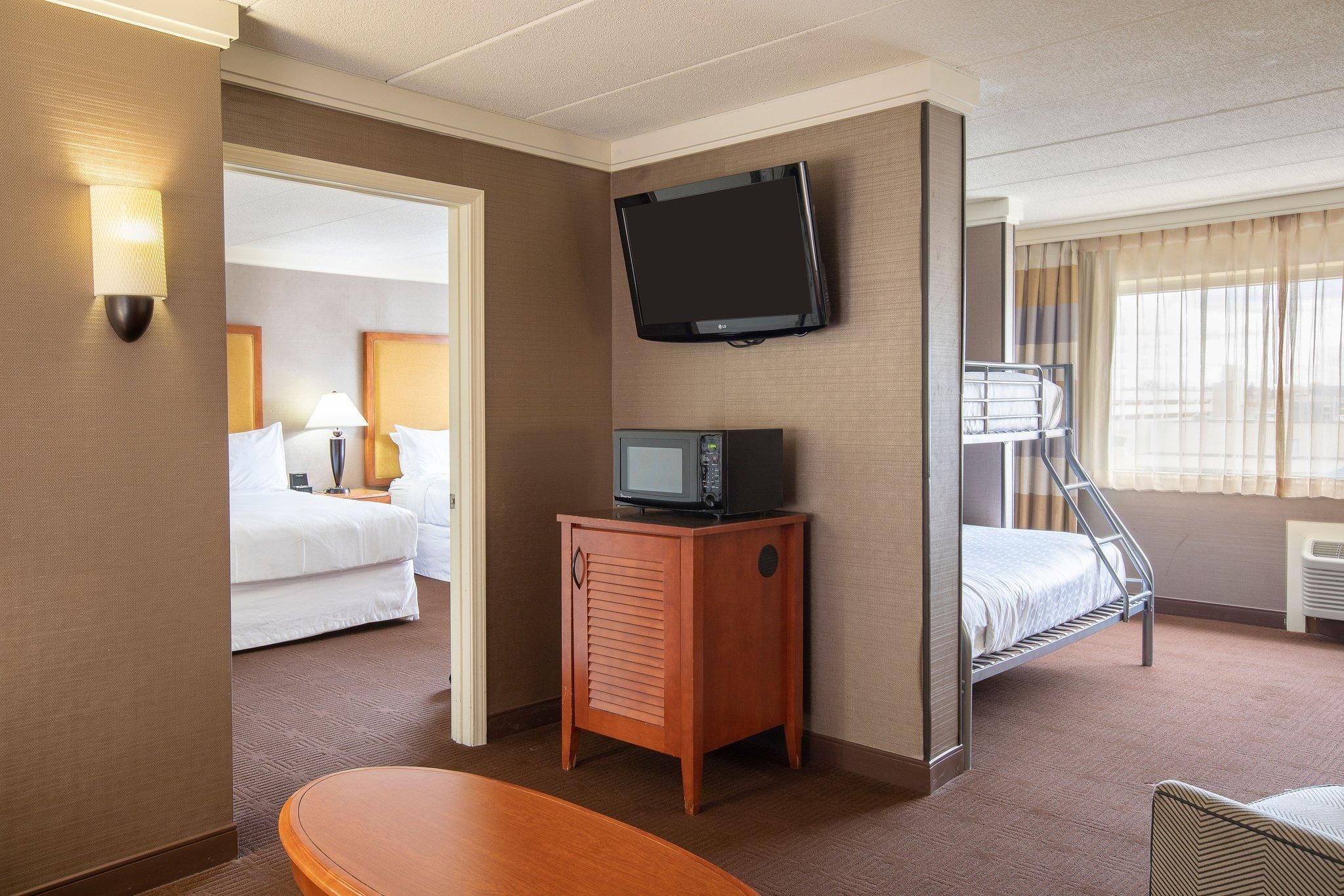 Suite, 2 Queen or 2 Twin bunk, Sofa bed