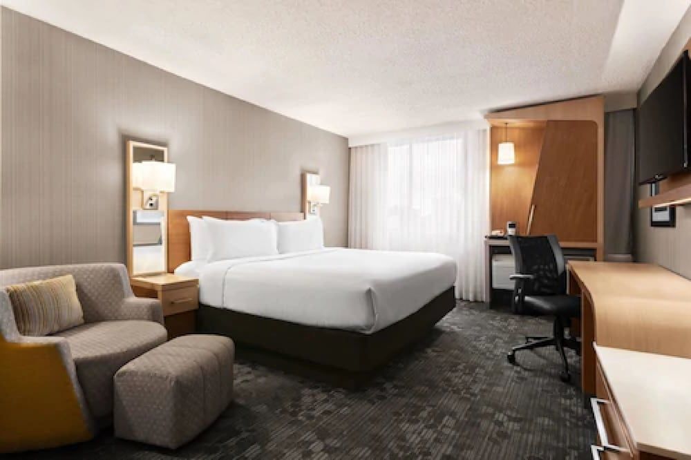 undefined Wyndham Garden at Niagara Falls 10