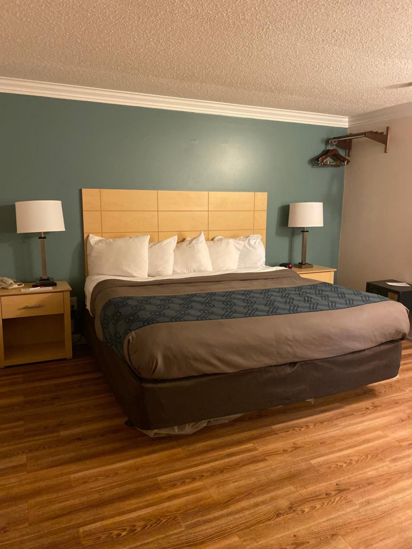 undefined Econo Lodge at the Falls North 8