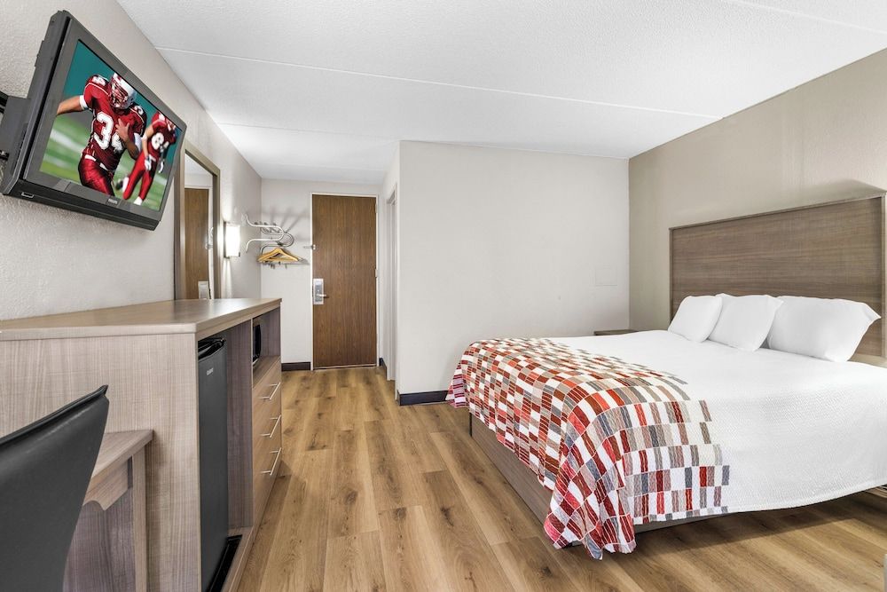 Red Roof Inn Niagara Falls Deluxe Room, 1 Queen Bed, Non Smoking