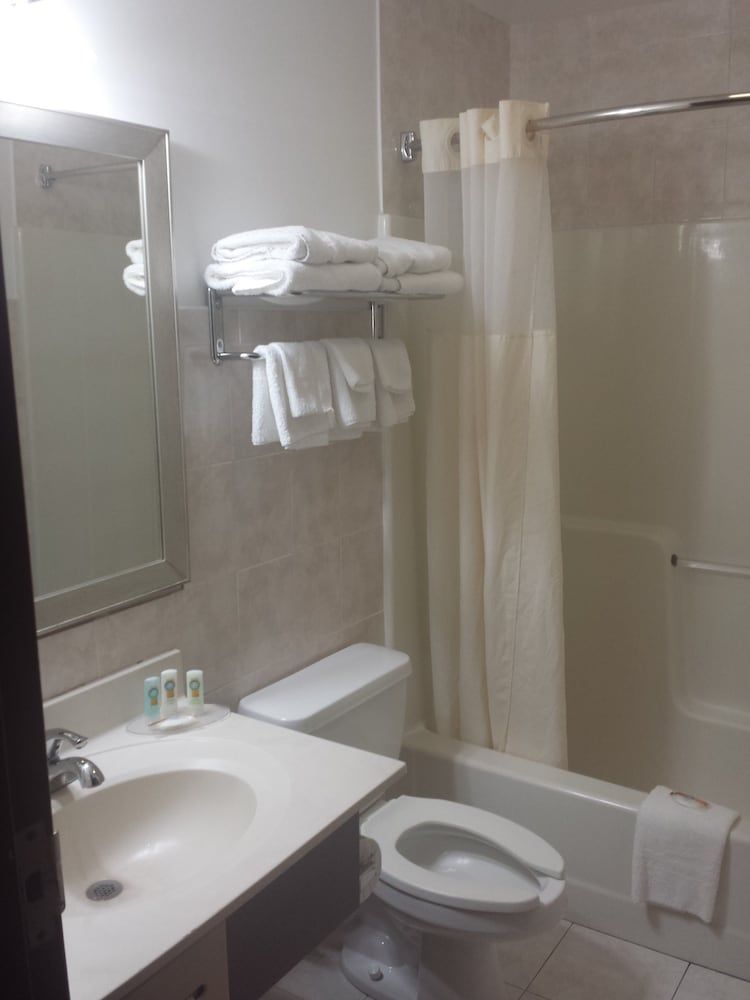 Quality Inn - Niagara Falls Blvd Standard Room, 2 Double Beds, Non Smoking 9