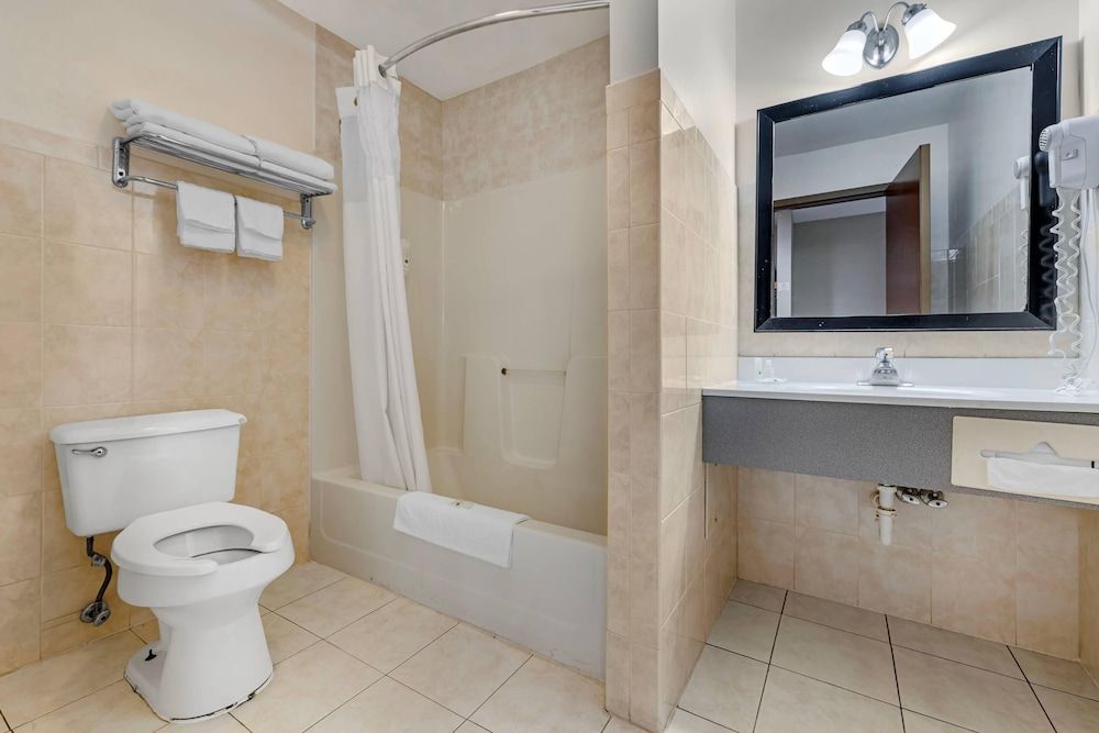 Quality Inn - Niagara Falls Blvd Standard Room, 2 Double Beds, Non Smoking 8