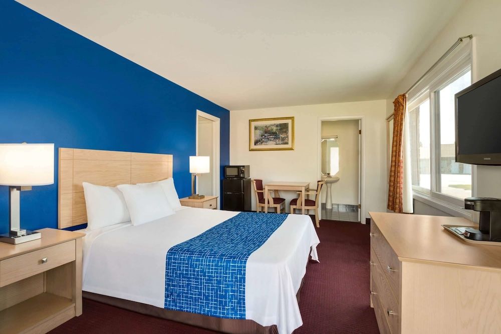 Suite, 2 Bedrooms, Non Smoking (1 Queen and 2 Double Beds)