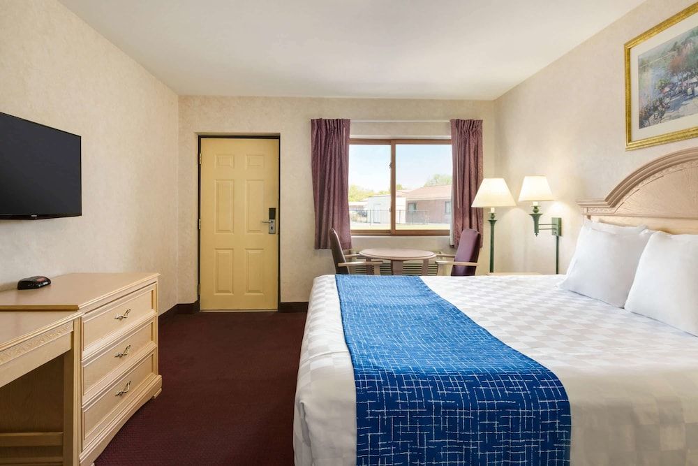 Room, 1 King Bed, Bathtub Grab Bars, Non Smoking (Mobility Accessible)