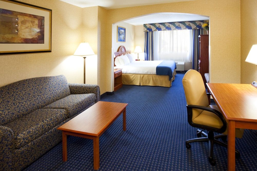 Suite, 1 King Bed with Sofa bed, Mobility Accessible (Comm, Mobil, Accessible Tub)