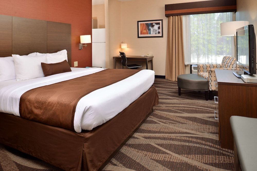 Best Western Plus University Inn Standard Room, 1 King Bed, Non Smoking, Kitchen 3