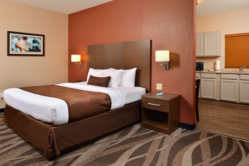 Best Western Plus University Inn Standard Room, 1 King Bed, Non Smoking, Kitchen 4