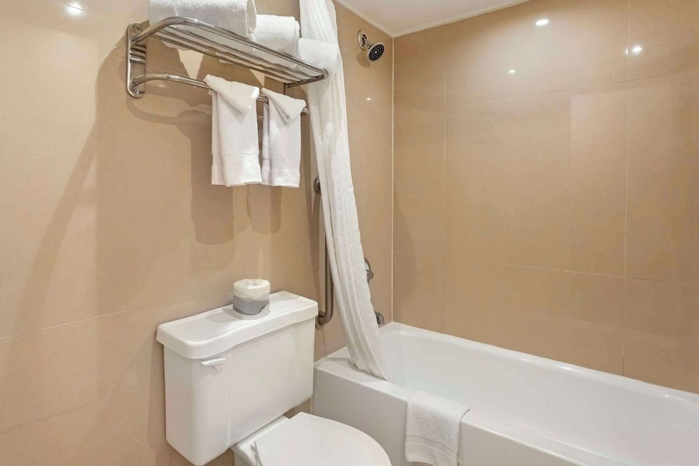 Best Western Mill River Manor Standard Room, 2 Queen Beds, Non Smoking 4