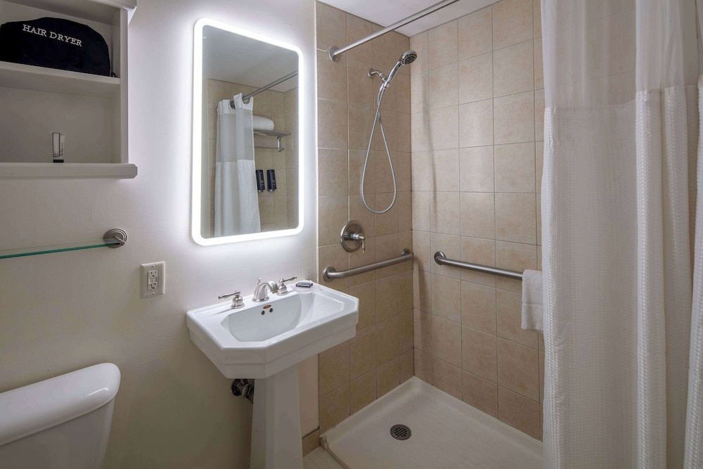Deluxe Room, 1 Queen Bed, Accessible, Non Smoking (Mobility)