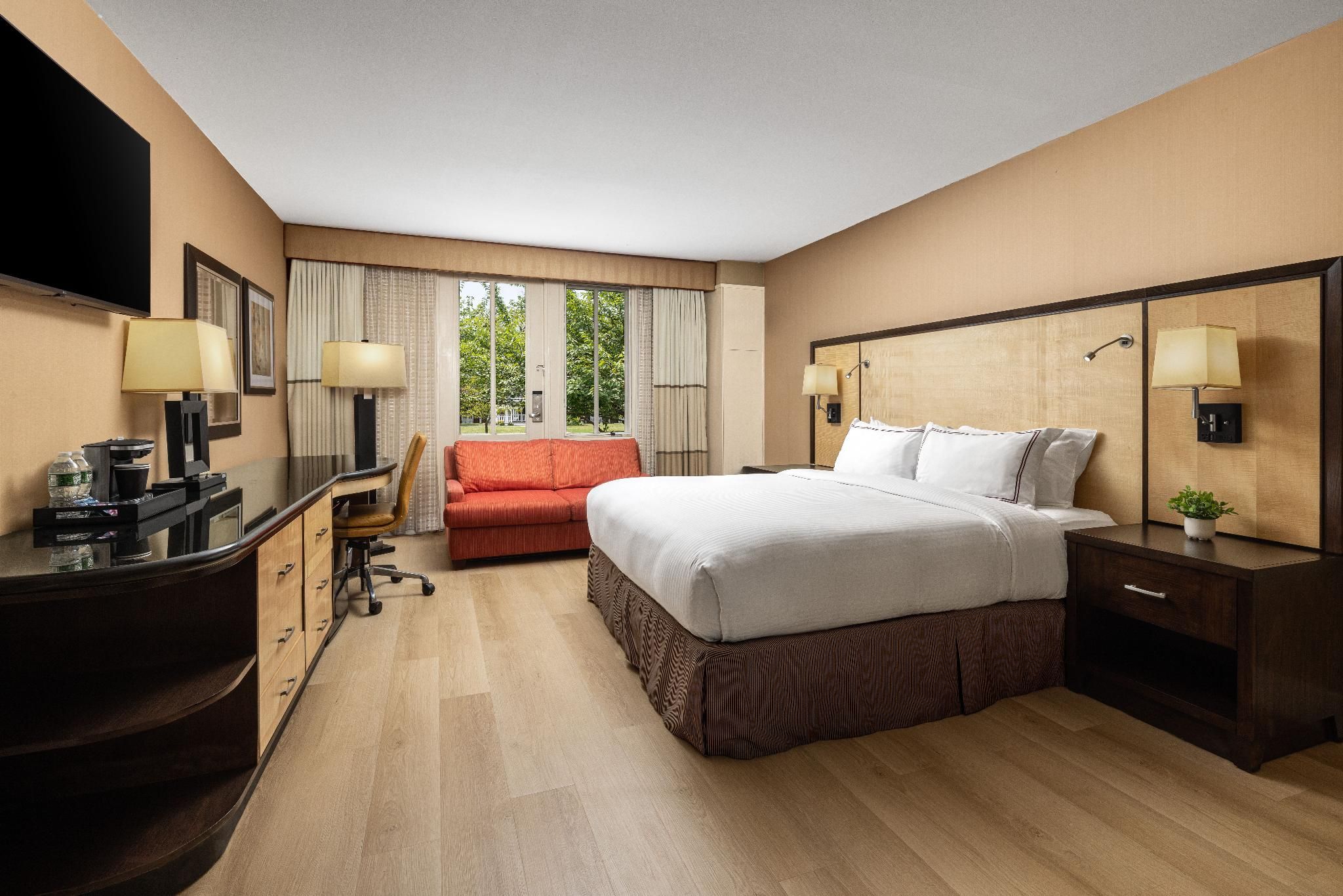 King Bed w/ Garden View
