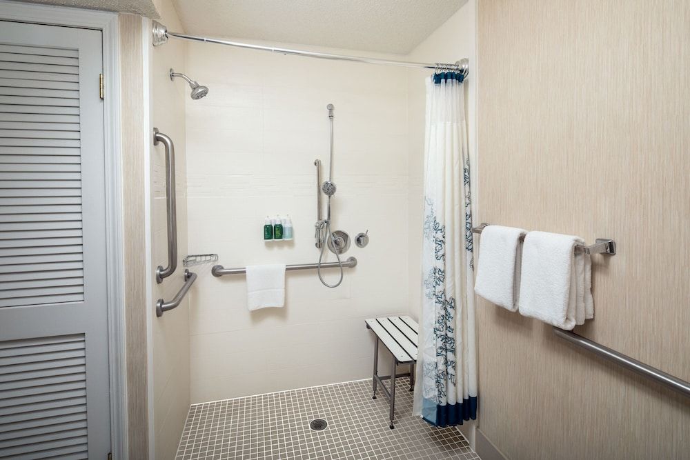 Studio, 1 Queen Bed with Sofa bed, Non Smoking (Mobility/Hearing Access, Roll-in Shwr)