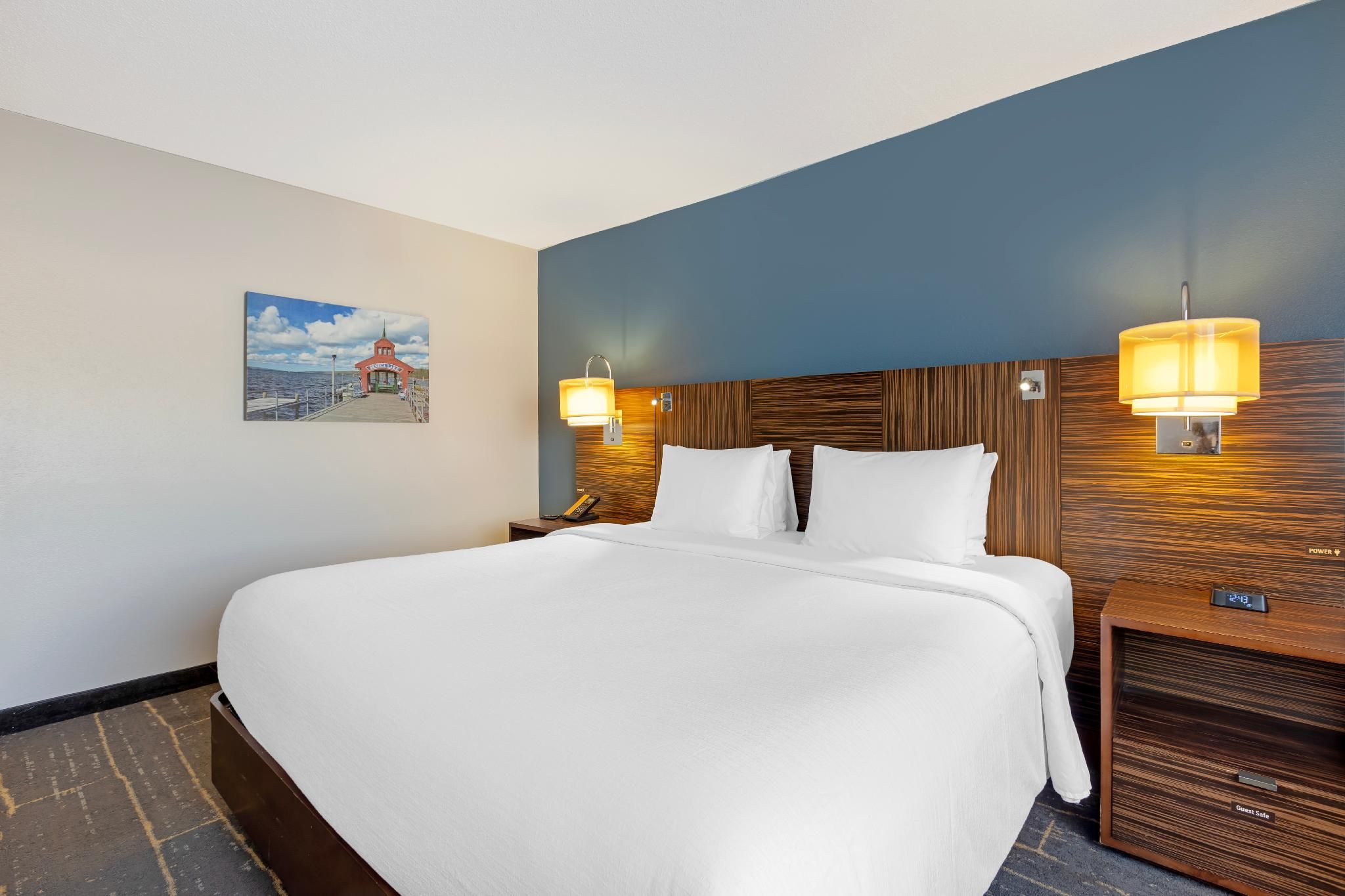 1 King Bed, Nonsmoking, Accessible