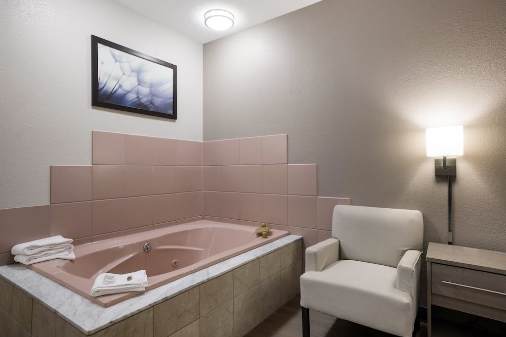 Red Roof Inn Weedsport Superior Room, 1 King Bed, Non Smoking, Jetted Tub 8