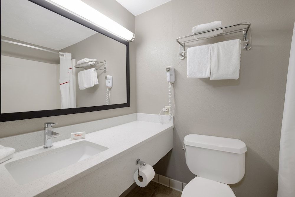 Red Roof Inn Weedsport Superior Room, 1 King Bed, Non Smoking 7