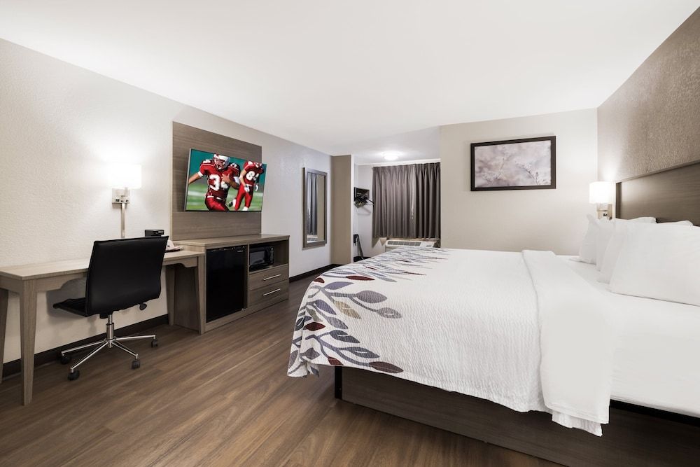 Red Roof Inn Weedsport Superior Room, 1 King Bed, Non Smoking 2