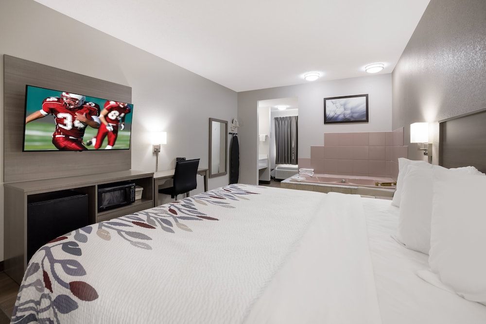 Red Roof Inn Weedsport Superior Room, 1 King Bed, Non Smoking, Jetted Tub 2