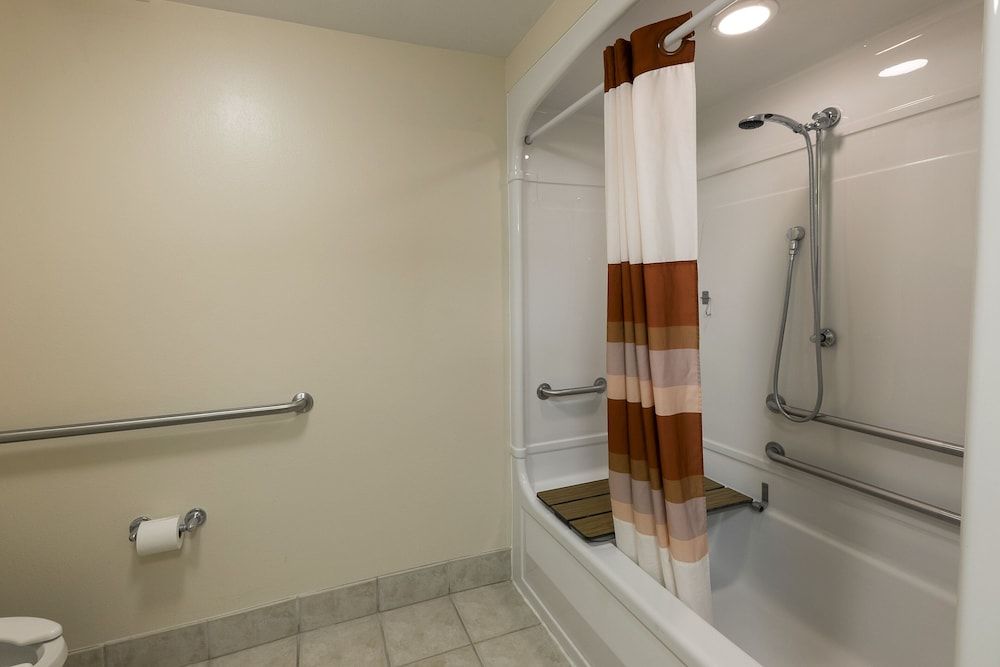 Red Roof Inn PLUS+ Long Island - Garden City Premium Room, 1 King Bed, Accessible (Upgraded Bedding & Snack, Smoke Free) 3