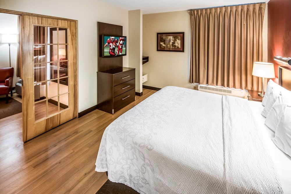 Suite, 1 King Bed, Accessible (Smoke Free)